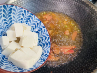 9、鱼丸豆腐汤,放入豆腐煮两分钟
