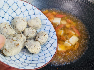 10、鱼丸豆腐汤,放入发菜鱼丸煮五分钟