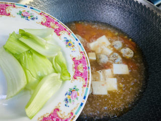 12、鱼丸豆腐汤,放入青菜帮子煮30秒