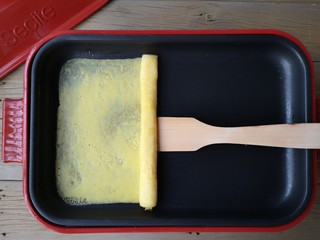 8、酷夏里的小清新——青瓜厚蛋烧,待蛋液稍凝固利用硅胶刮刀或木铲折叠蛋皮从右端卷起。