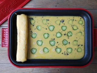 11、酷夏里的小清新——青瓜厚蛋烧,倒入剩余蛋液，小火加热至蛋液表面微微凝固。