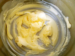 2、曲奇饼干,黄油室温软化，先用手动打蛋器搅几下。