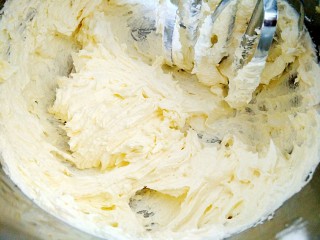 4、曲奇饼干,用电动打蛋器打发到羽毛状态就可以啦。