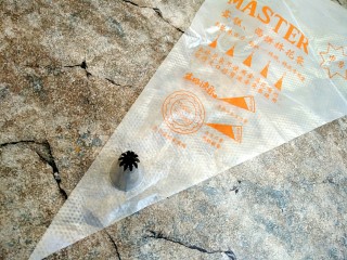 10、曲奇饼干,取一个裱花嘴和一个裱花袋。