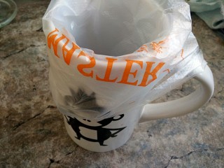 12、曲奇饼干,然后套在一个专门放裱花袋的大杯子里。