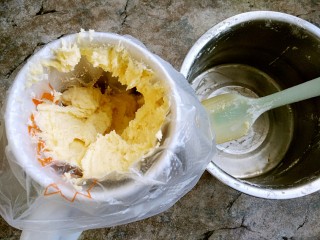 13、曲奇饼干,做好的曲奇饼干糊用铲子装进裱花袋内