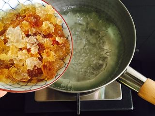 7、桃胶皂角米雪燕紫薯羹,再倒入桃胶煮20分钟
