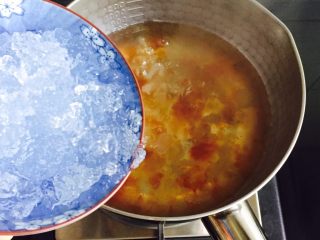 8、桃胶皂角米雪燕紫薯羹,最后倒入雪燕