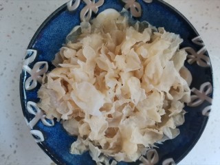 3、木瓜炖牛奶,银耳温水泡发后洗干净