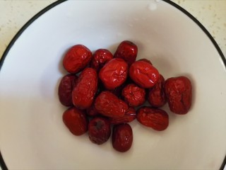 4、木瓜炖牛奶,红枣洗干净备用