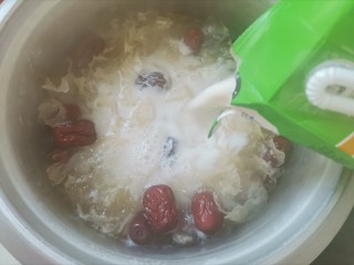 9、木瓜炖牛奶,煮至银耳出胶变浓稠，加入250克牛奶