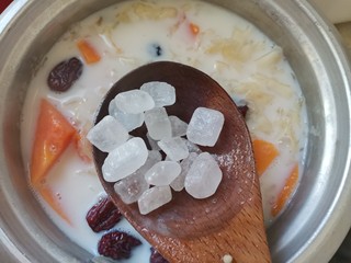 11、木瓜炖牛奶,加入冰糖