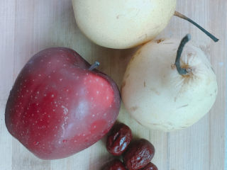 1、苹果雪梨汤,准备好苹果、雪梨、红枣