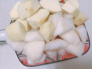 4、苹果雪梨汤,切成小块