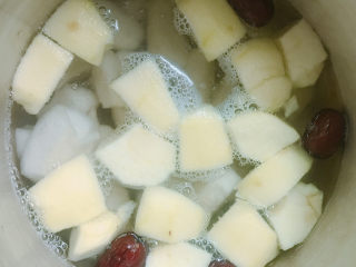 5、苹果雪梨汤,将水果放入锅中