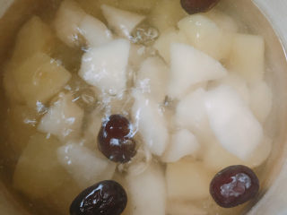 6、苹果雪梨汤,大火烧开转小火煲