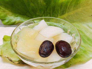 10、苹果雪梨汤,装入碗中