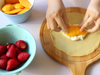 12、水果班戟,奶油上面放水果。