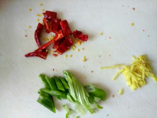 1、鱿鱼须小白菜粉丝汤,葱切片，姜切丝，干红辣椒切小段