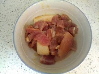 2、鱿鱼须小白菜粉丝汤,猪肉切片，加入一勺生抽，一勺料酒，适量淀粉，搅拌均匀，腌制一会儿
