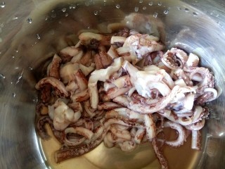 3、鱿鱼须小白菜粉丝汤,鱿鱼须洗净