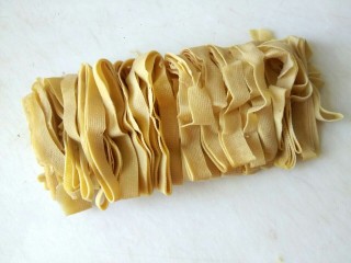 5、鱿鱼须小白菜粉丝汤,干豆腐切丝