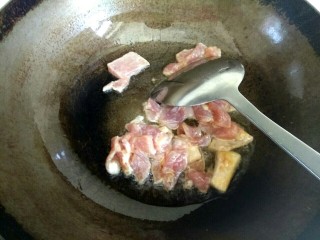 6、鱿鱼须小白菜粉丝汤,锅烧热，放入适量植物油 ，油热，放去肉片翻炒