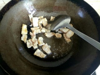 7、鱿鱼须小白菜粉丝汤,肉片翻炒至变白，盛出待用