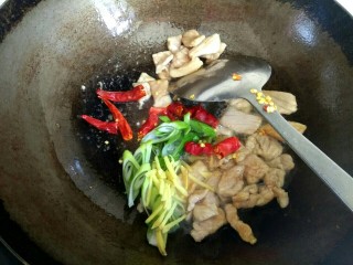 8、鱿鱼须小白菜粉丝汤,加入葱姜干红辣椒