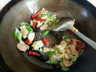 9、鱿鱼须小白菜粉丝汤,翻炒均匀