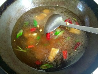 11、鱿鱼须小白菜粉丝汤,加入适量清水，加入适量盐