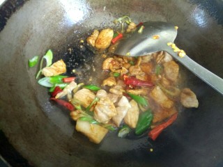 10、鱿鱼须小白菜粉丝汤,加入两勺生抽翻炒