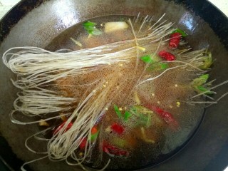 12、鱿鱼须小白菜粉丝汤,加入粉丝，大火烧开