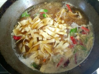 13、鱿鱼须小白菜粉丝汤,加入干豆腐丝烧开