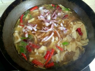 14、鱿鱼须小白菜粉丝汤,烧开后加入鱿鱼须