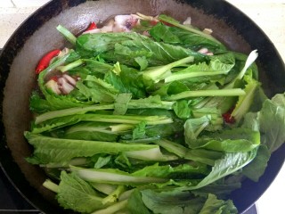 15、鱿鱼须小白菜粉丝汤,加入小白菜