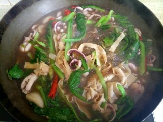 16、鱿鱼须小白菜粉丝汤,大火烧开即可关火