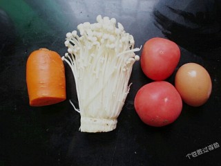 1、番茄金针菇蛋汤,准备食材
