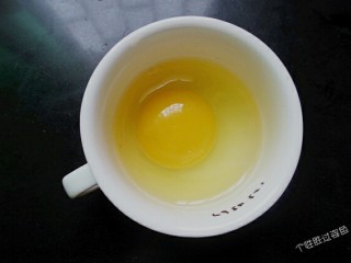 4、番茄金针菇蛋汤,鸡蛋磕开放入碗里，用筷子打散