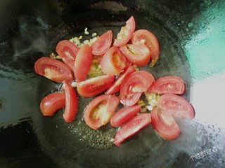 8、番茄金针菇蛋汤,下番茄翻炒