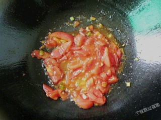 9、番茄金针菇蛋汤,炒出红汤