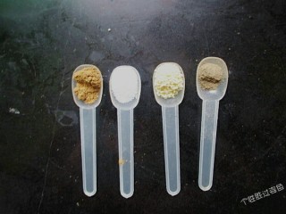 13、番茄金针菇蛋汤,现在开始对汤进行调味。五香粉半勺，盐一勺，鸡精半勺，黑胡椒粉半勺，可以根据自己的口味加减分量