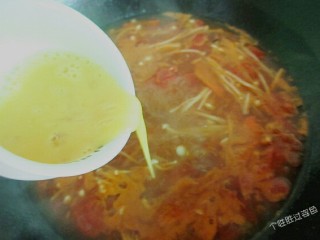 16、番茄金针菇蛋汤,将鸡蛋液转圈流入锅内