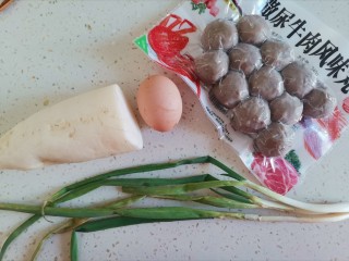 1、萝卜肉丸汤,准备食材备用