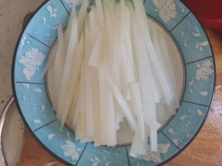 2、萝卜肉丸汤,白萝卜洗干净切丝