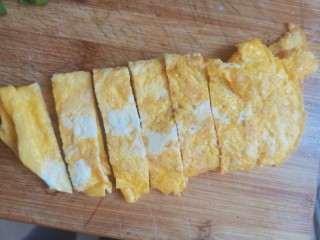 7、萝卜肉丸汤,煎好盛出切条