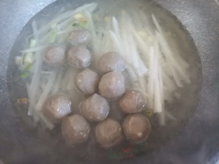 11、萝卜肉丸汤,再次烧开下入牛肉丸煮7～8分钟