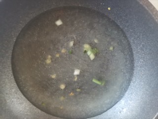 9、萝卜肉丸汤,加入适量的水大火煮起来