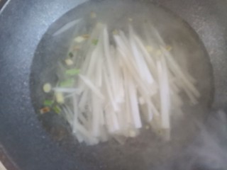 10、萝卜肉丸汤,水开下入萝卜