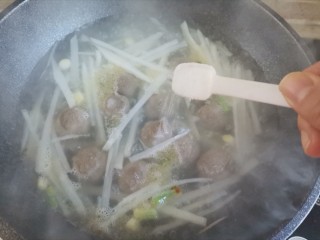 12、萝卜肉丸汤,加入适量的盐调味